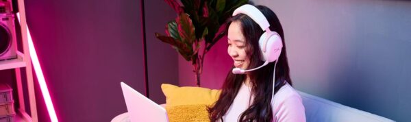 HyperX Cloud III Gaming-headset, PC, PS5, Xbox Series X|S, Angled 53 mm Driver, DTS, Memory Foam, Duurzaam Frame, Ultra-Clear 10 mm Mic, USB-C, USB-A, 3,5 mm, roze